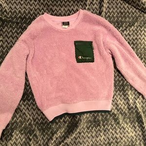 This fleece crew neck is the perfect comfy sweater to add to your wardrobe!